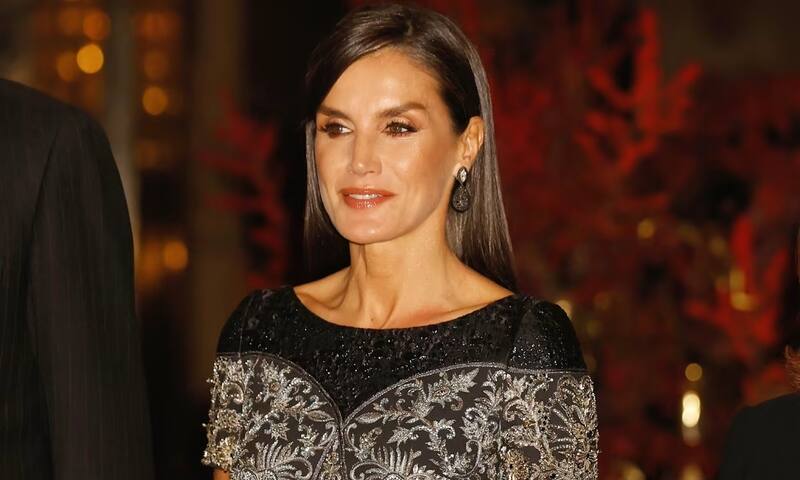 La reina consorte Letizia lució un vestido corte midi con un espectacular bordado a mano - Créditos: Twitter