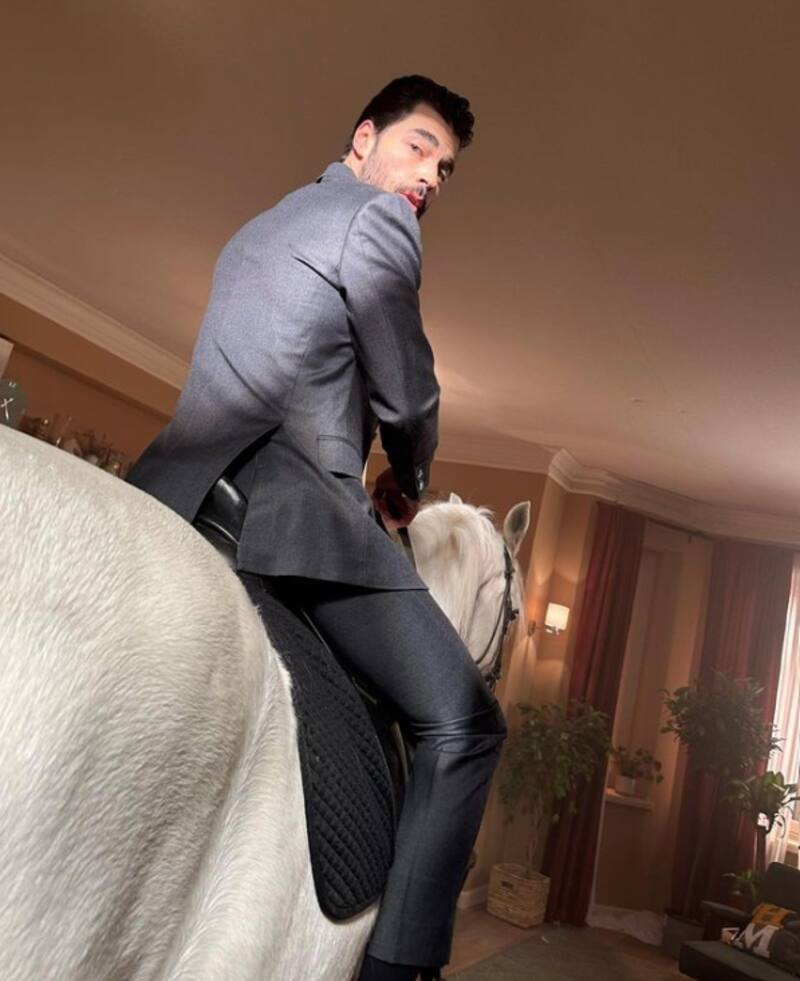 Akin Akinözü protagonizó un comercial para la empresa digital rusa IVI. En el spot apareció montando un caballo dentro de la casa de una fan.