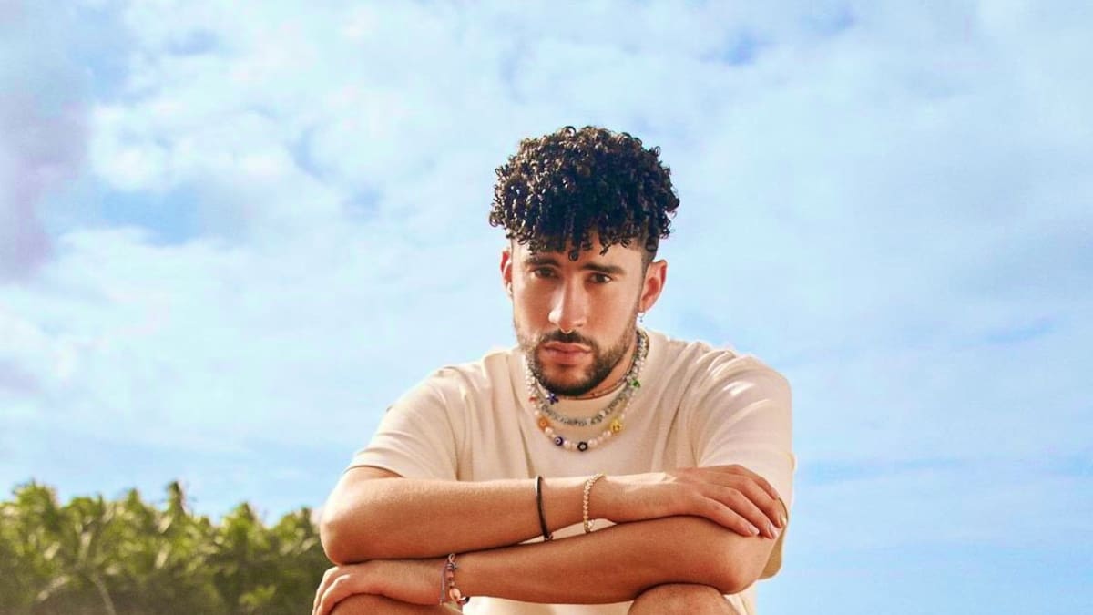 Bad Bunny besa la boca de otro hombre e imagen se transforma en viral