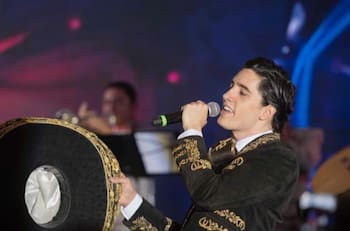 Así fue el error de Alejando Fernández Jr., al entonar el Himno Nacional en final de fútbol