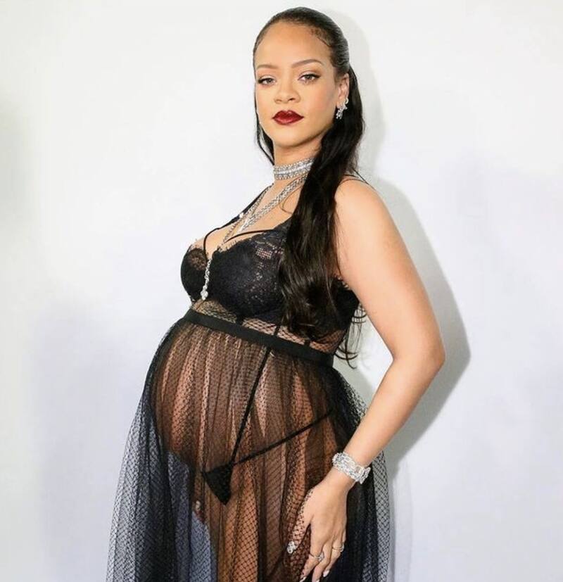 Rihanna sorprende con atuendo de transparencias dejando al descubierto su baby bump. - Créditos: Instagram