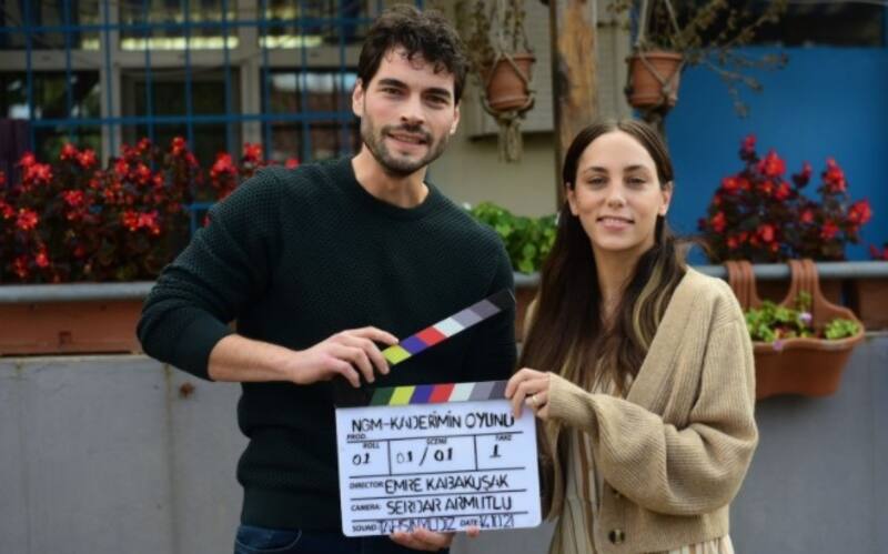 Akin Akinözü y su coprotagonista Öykü Karayel. Akin Akinözü, protagonista de "El juego de mi destino" - Créditos: Twitter