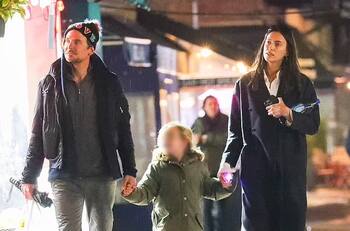 Bradley Cooper e Irina Shayk eligen abrigadores atuendos para dar un paseo junto a su hija