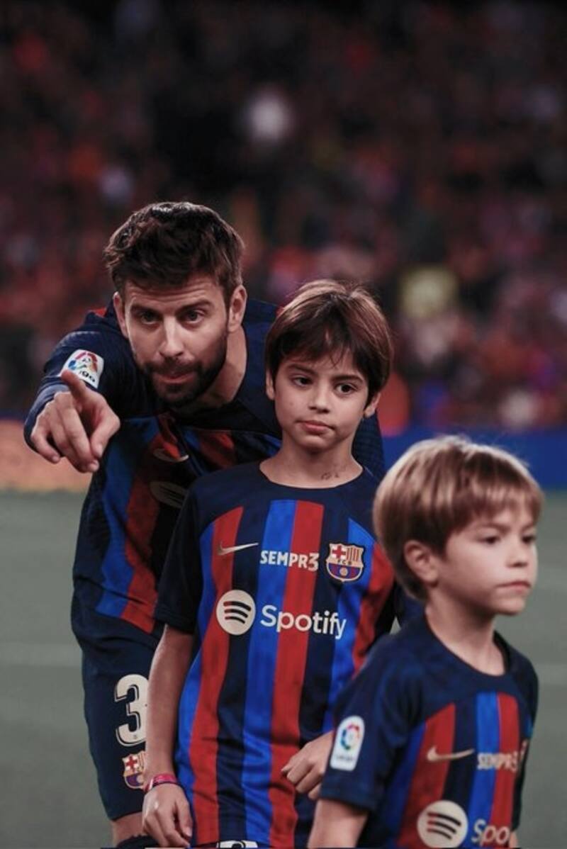 Piqué es criticado por un gesto a sus hijos - Créditos: Twitter