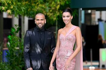 Modelo Joana Sanz deshecha por la muerte de su madre y el encarcelamiento de su esposo Dani Alves