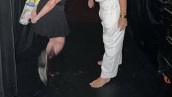 Camilo tiene una peculiar manera de arrullar a Índigo para que se duerma