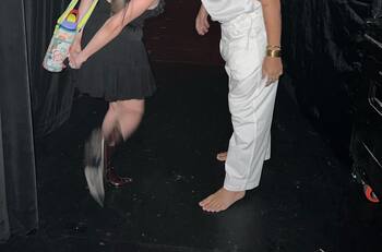 Camilo tiene una peculiar manera de arrullar a Índigo para que se duerma