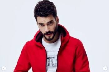 El galán Akin Akinözü incursiona en la moda para famosa marca