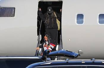 Rihanna es captada junto a su bebé y A$AP Rocky bajando de su avión privado