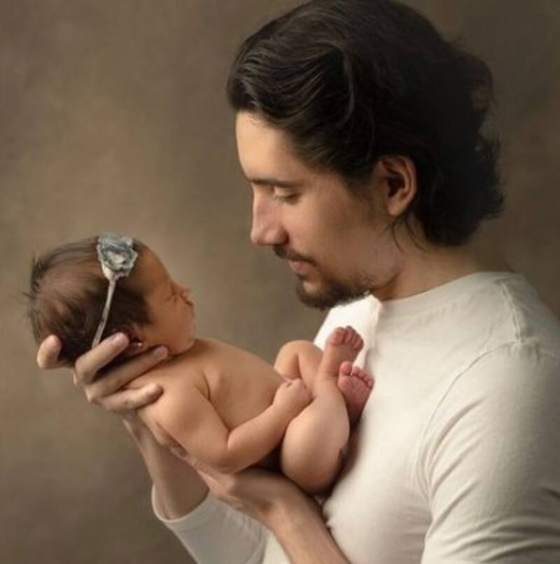 Así se enteró Álex Fernández que sería padre de Mía El padre con su bebé, a pocos días de nacer. - Créditos: Instagram