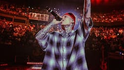 Entre lágrimas Santa Fe Klan confiesa en pleno concierto el duro problema familiar que lo hiere