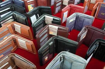 El lenguaje cromático de la abundancia: Carteras que invocan prosperidad