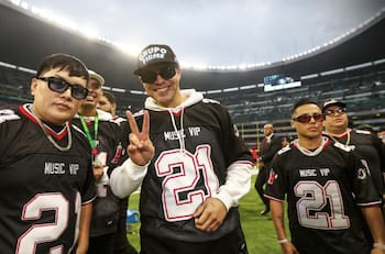 Abuchean a Grupo Firme durante su polémica actuación en partido de la NFL
