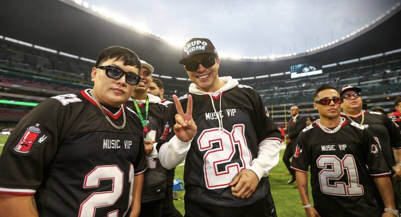 Grupo Firme fue abucheado durante su participación en partido de la NFL - Créditos: Instagram