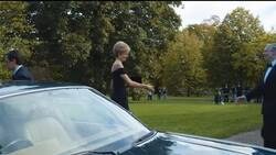 Actriz que hace de Lady Di luce el famoso “vestido de la venganza” y parece clon de la princesa