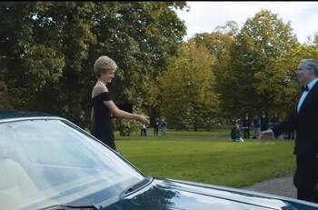 Actriz que hace de Lady Di luce el famoso “vestido de la venganza” y parece clon de la princesa