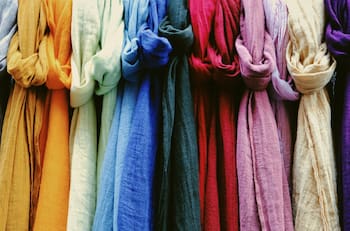 Vestir con intención: Los colores del Feng Shui para una semana llena de buena suerte