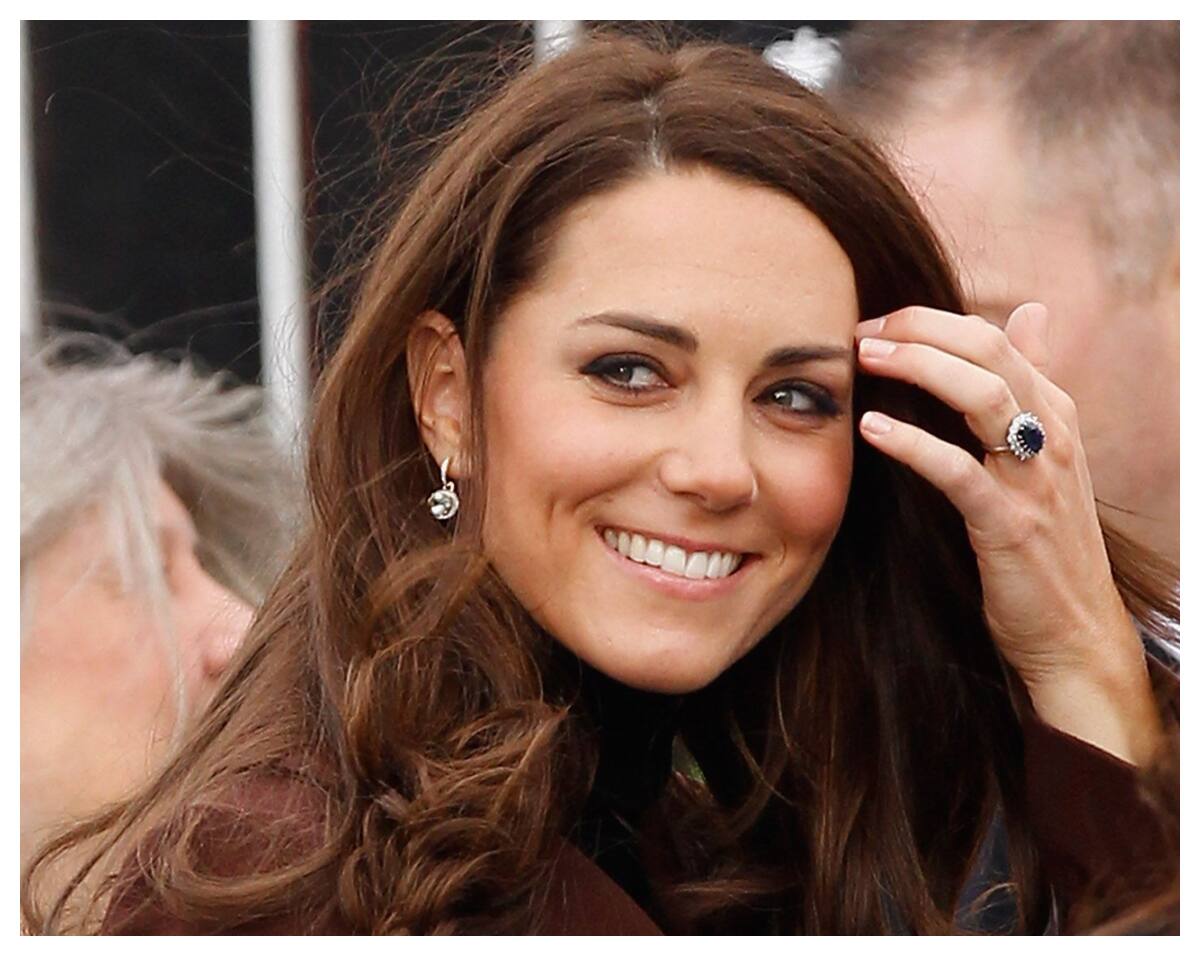Kate Middleton exhibe el anillo de compromiso que era de la princesa Diana de Gales.