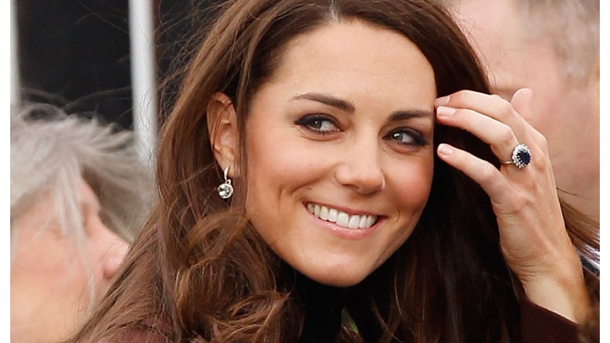 Kate Middleton exhibe el anillo de compromiso que heredó de la princesa Diana de Gales.