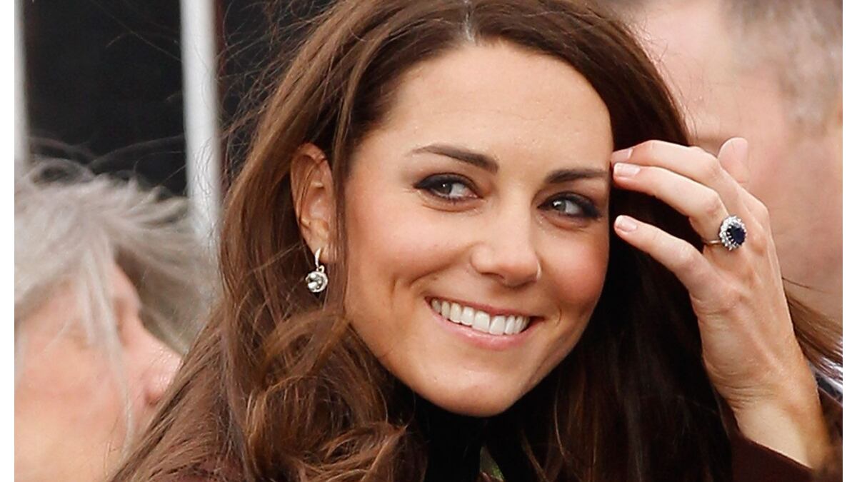 Kate Middleton exhibe el anillo de compromiso que heredó de la princesa Diana de Gales.