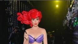 Katy Perry se burla de sí misma tras caerse de una silla en 'American Idol'