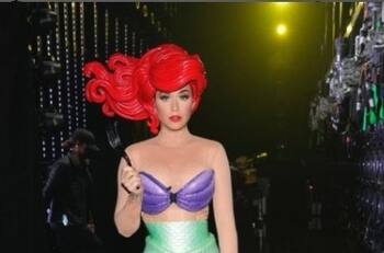 Katy Perry se burla de sí misma tras caerse de una silla en 'American Idol'