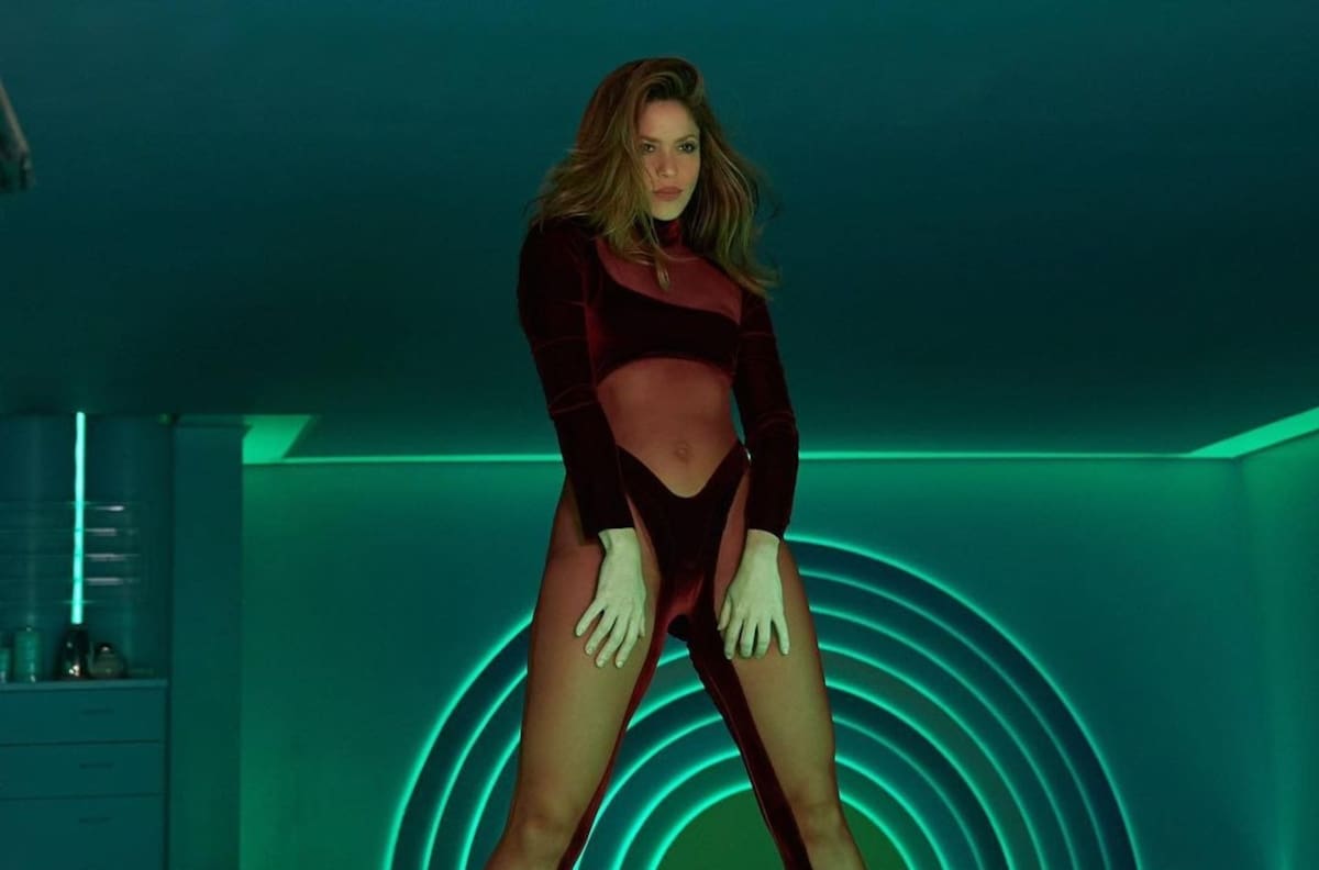 Shakira envuelve su felicitación de Thanksgiving con un arriesgado vestido negro