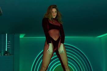 Shakira envuelve su felicitación de Thanksgiving con un arriesgado vestido negro