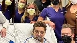 Jeremy Renner, hinchado y con una máscara de oxígeno, celebra cumpleaños en el hospital