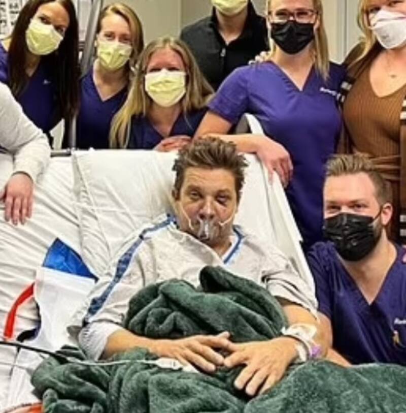 Jeremy Renner, hinchado y con una máscara de oxígeno, celebró cumpleaños en el hospital El actor junto a parte de su equipo médico - Créditos: Instagram