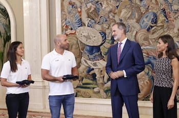 Reina Letizia pone de nuevo en tendencia los pantalones anchos