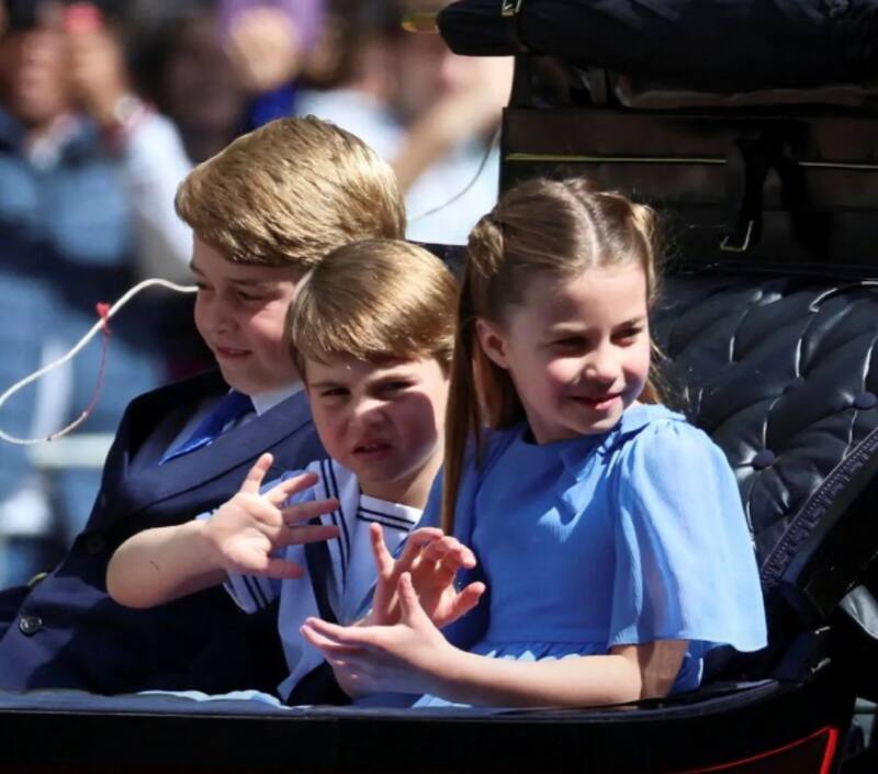 El príncipe George, la princesa Charlotte y el príncipe Louis llegan al Trooping the color - Créditos: TWITTER