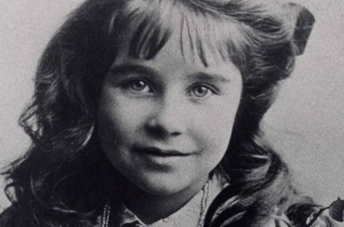 El increíble parecido de la princesa Charlotte con la Reina Madre