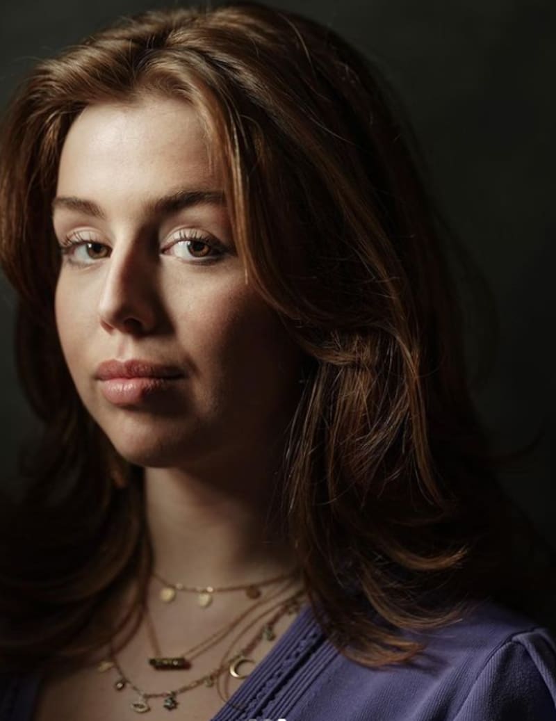 La princesa Alexia lució sólo un juego de tres gargantillas de oro amarillo con pequeños colgantitos de lunas, corazones y estrellas, en una de sus fotos oficiales.