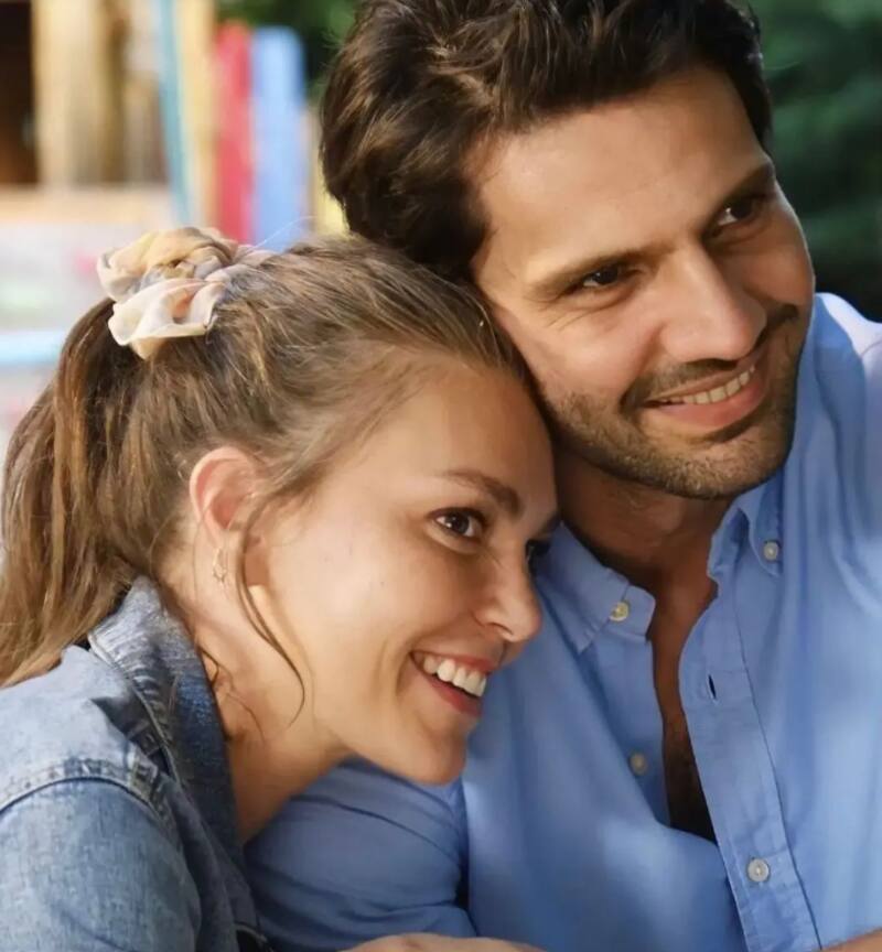 Em la pirmera película Kaan Urgancıoğlu y Aslı Enver fueron la pareja protagónica, pero ella no estará en la secuela.