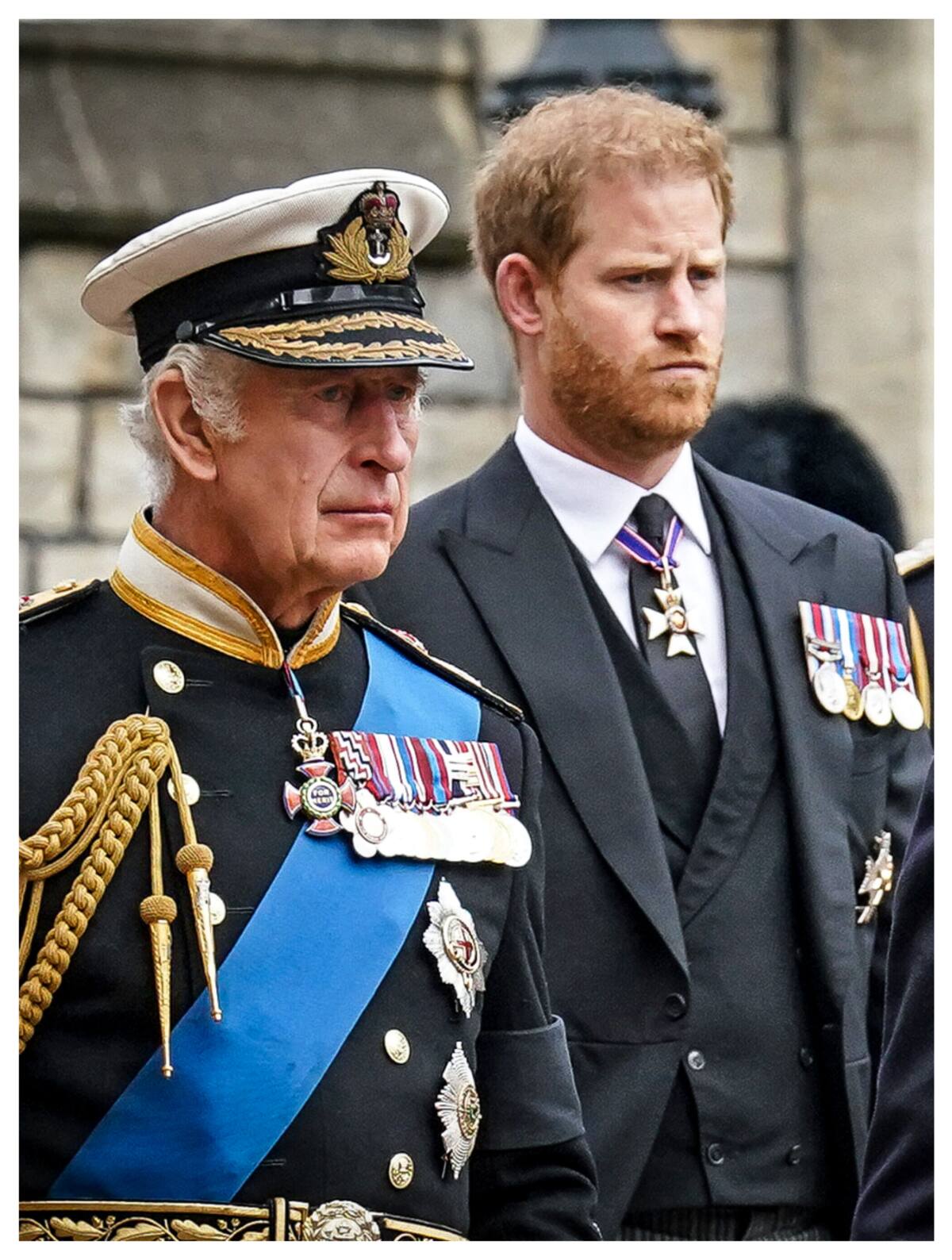 El Rey Carlos III y su hijo, el príncipe Harry, durante el funeral de la Reina Isabel II.