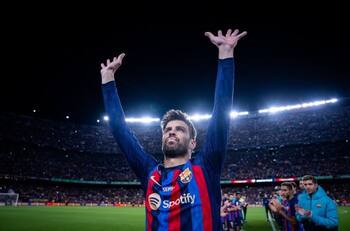 Gerard Piqué besó apasionadamente a Clara Chía tras su despedida del FC Barcelona