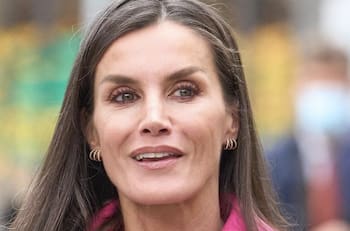 La reina Letizia luce un look al estilo Barbie para visitar un hospital infantil