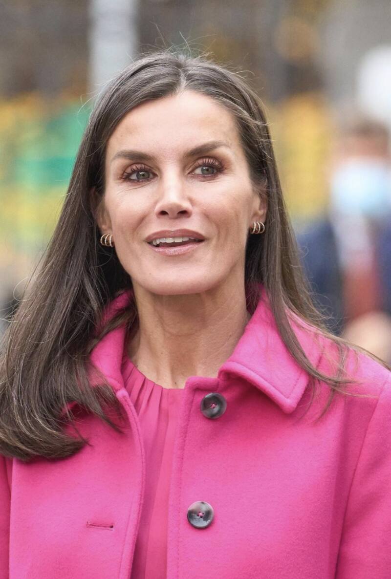 La monarca escogió un outfit en monocromático para una visita a los niños de un hospital. - Créditos: Instagram