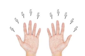 El ‘hormigueo’ en manos y pies: una señal temprana de deficiencia de vitamina B12