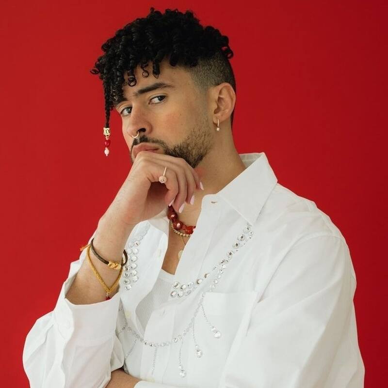 Bad Bunny se besa con sus bailarines en los MTV VMA Bad Bunny sorprendió a sus seguidores tras besarse con uno de sus bailarines
- Créditos: Twitter