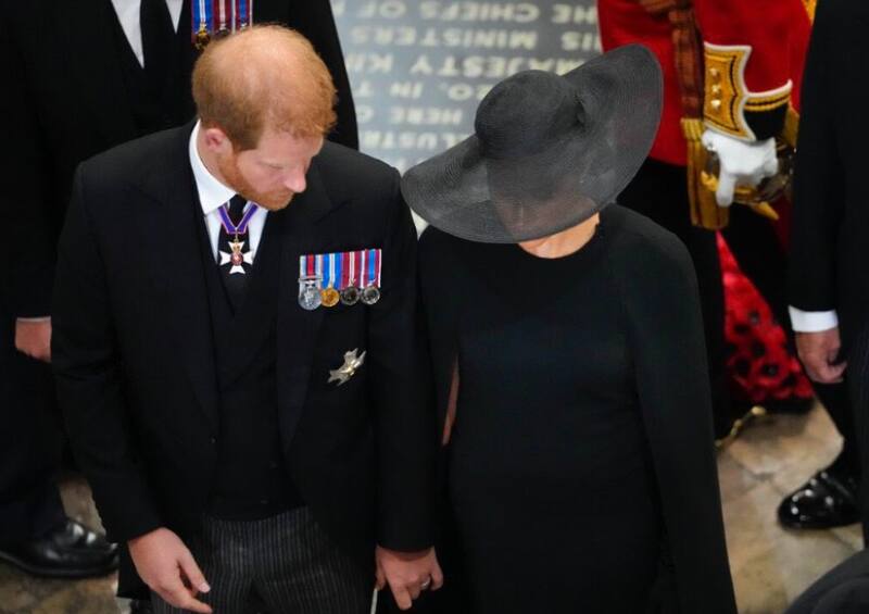 Meghan Markle usó lenguaje corporal para apoyar al Príncipe Harry - Créditos: TWITTER