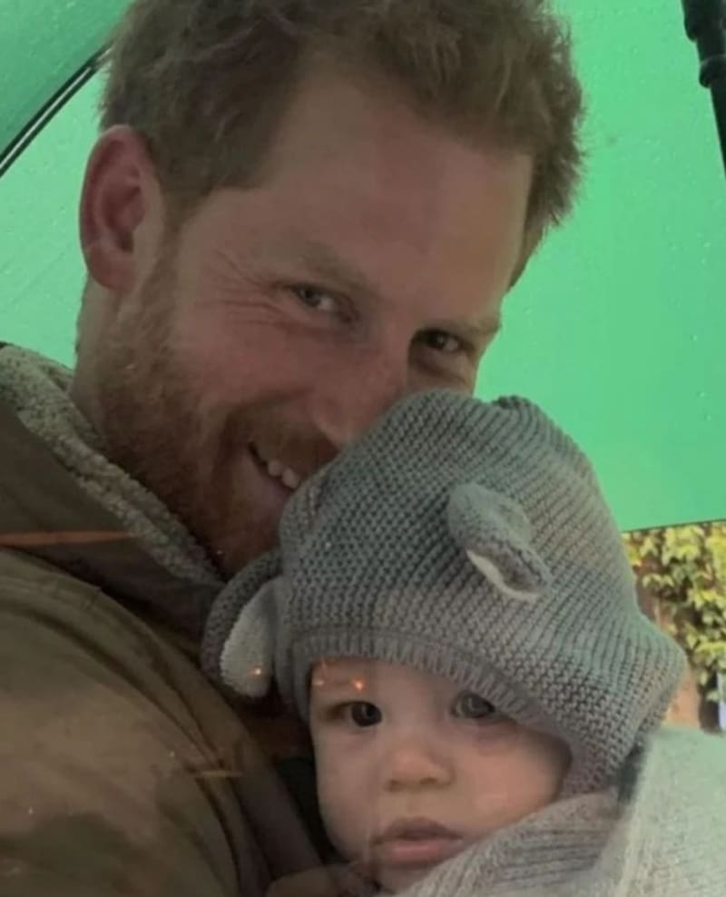 El príncipe Harry no desperdicia tiempo ni oportunidades para regalonear con sus hijos. - Créditos: Instagram