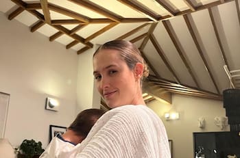 Mau Montaner presume a su hijo Apolo dando pataditas en un tierno video