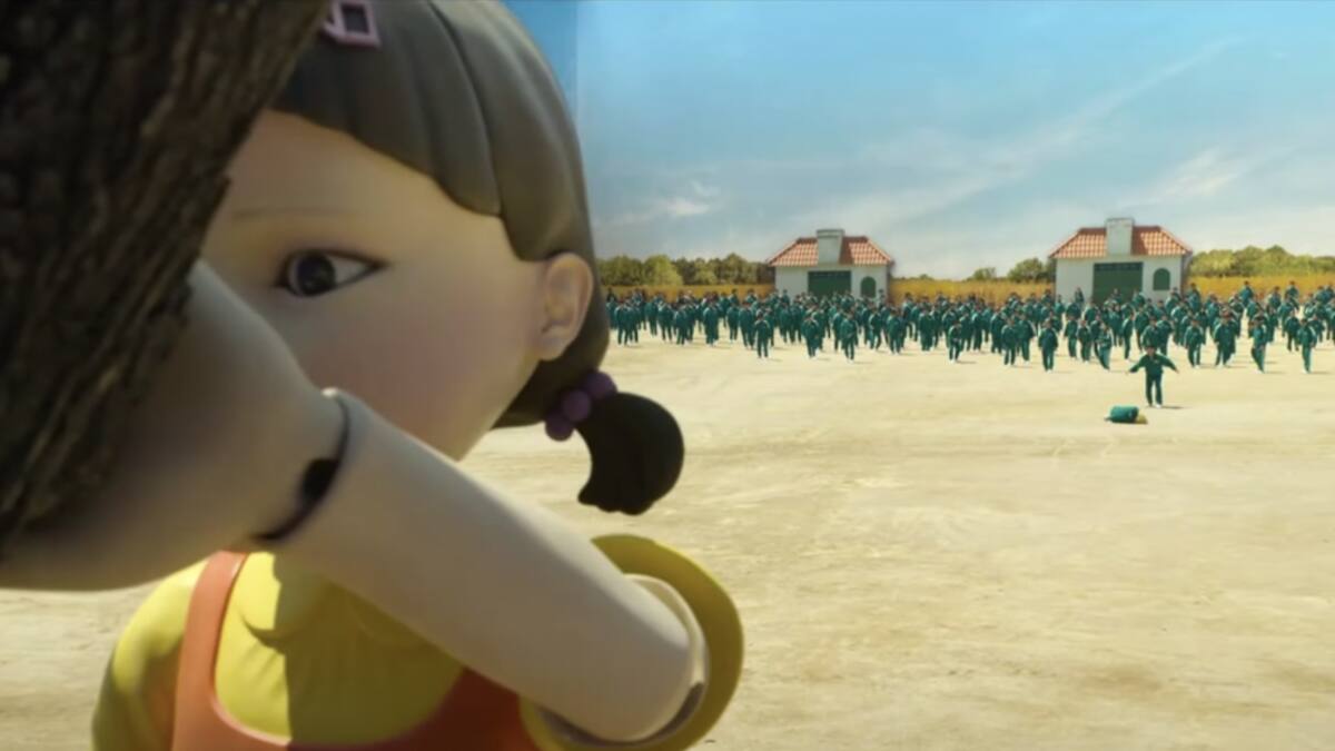 Muñeca de ‘El Juego del Calamar’ atemoriza a peatones que se pasan el rojo en calles de Filipinas