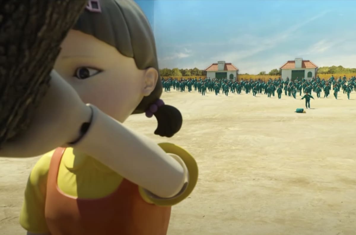 Muñeca de ‘El Juego del Calamar’ atemoriza a peatones que se pasan el rojo en calles de Filipinas
