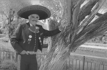 Vicente Fernández está despierto y ya interactúa con su familia