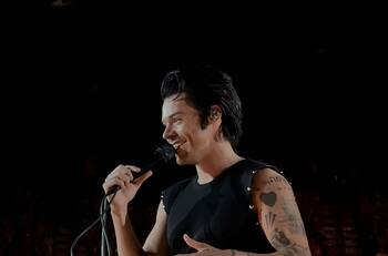 Harry Styles causa furor con disfraz inspirado en un recordado personaje de John Travolta