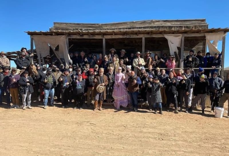 Película de Baldwin sufre otro accidente y entra a categoría de "maldita" Staff de Rust - Créditos: Instagram