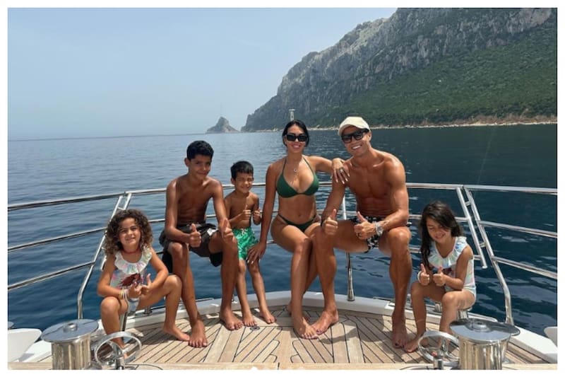 Georgina Rodríguez junto a Cristiano Ronaldo y cuatro de sus cinco hijos: Cristiano jr, Eva, Mateo y Alana Martina Solo falta la menor, Bella Esmeralda.